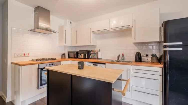 Spacious 2-Bed Apartment in Govan with Private Balcony and Parking