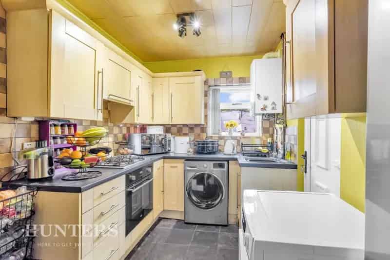 3 Bedroom House with Salon - Ideal for Various Uses