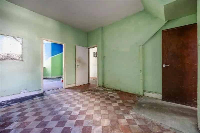 4 Bed End Terrace House Requiring Renovation