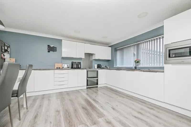 5 Bed Family Home with Garage and Driveway