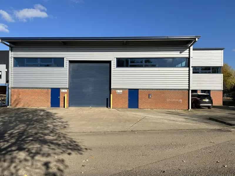 Modern Industrial Unit with Crane and Ample Parking