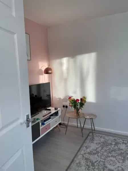Ground Floor Flat with Lake View and Private Parking