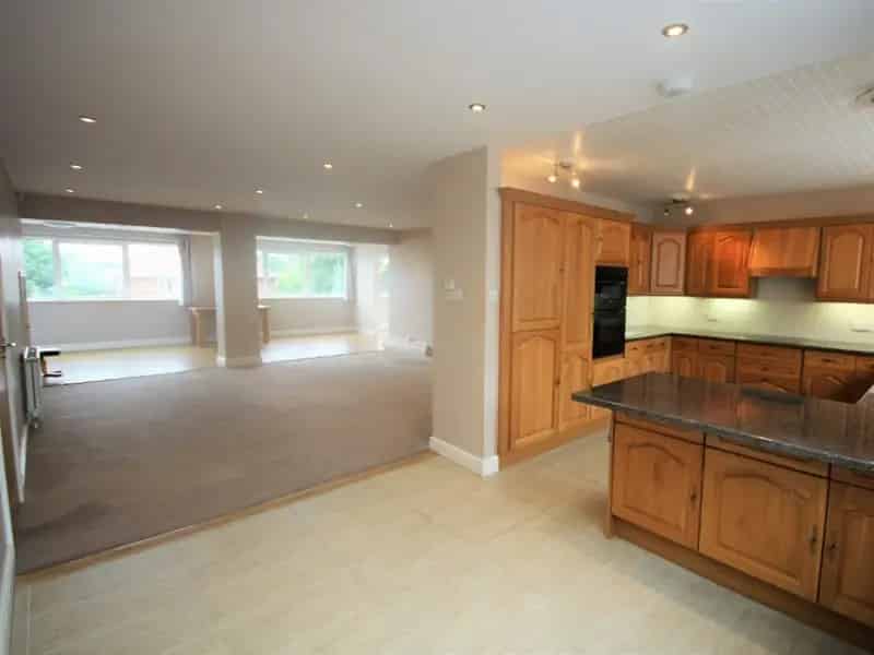 Spacious 2 3 Bedroom Apartment Near City Centre