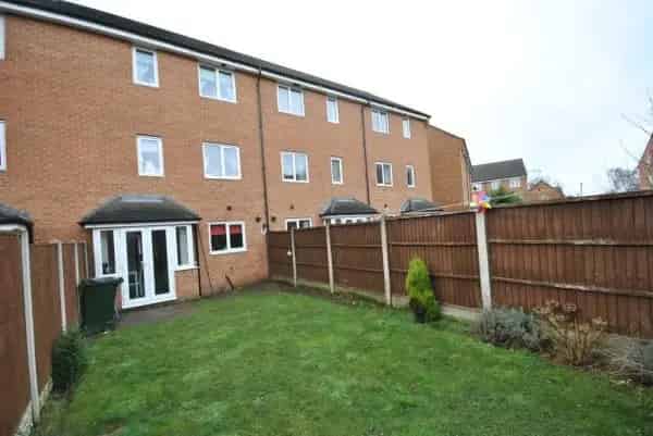 4 Bed Townhouse Near Shops and Schools