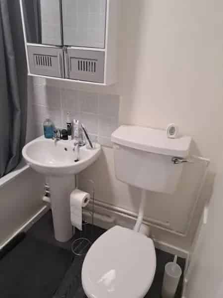 1 Bedroom Flat Top Floor Quiet Area Parking Near Shops and Transport Links