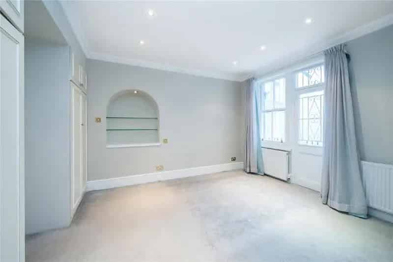3 Bedroom Lateral Apartment in Period Mansion Block