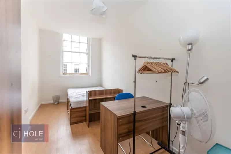 6 Bedroom Apartment Near UOB - July Availability