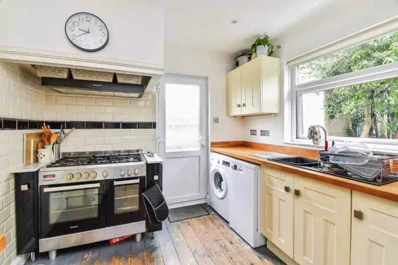 3 Bed Semi-Detached House Westbury Wiltshire Ample Parking Detached Garage