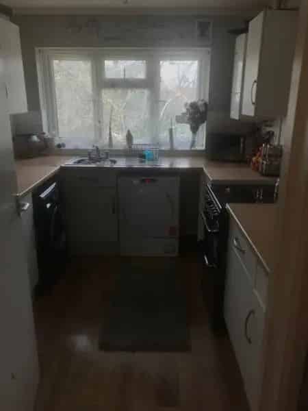 2 Bedroom House Near Shops and Train Station