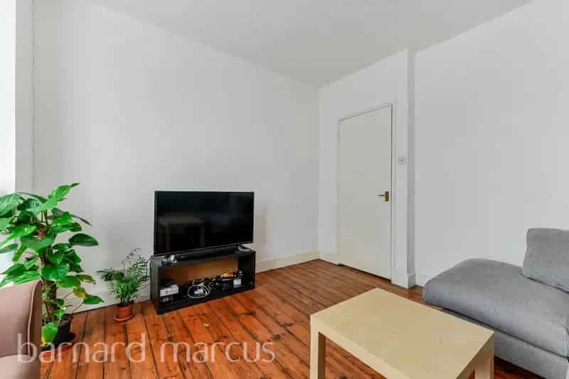 Modern 1-Bed Flat in Streatham  Near Transport Links and Parks