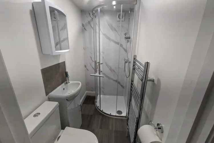 Luxury Private Room with Ensuite Bathroom in Shared House for Professionals