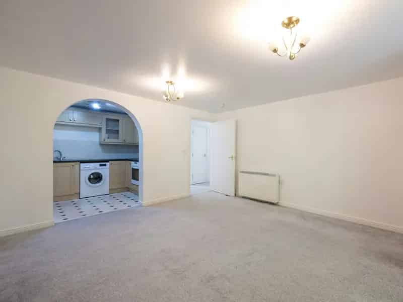 2 Bed 2 Bath Apartment Near Town Centre and Train Station