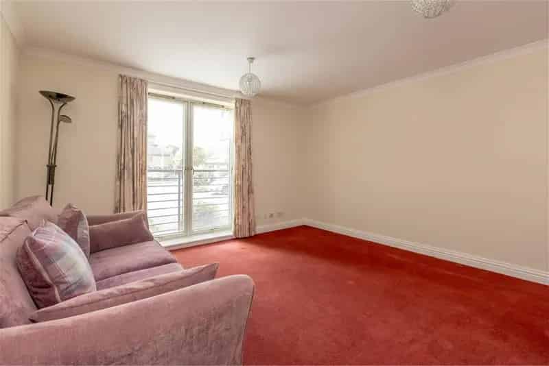 2 Bed Flat - Ground Floor with 1 Reception Room