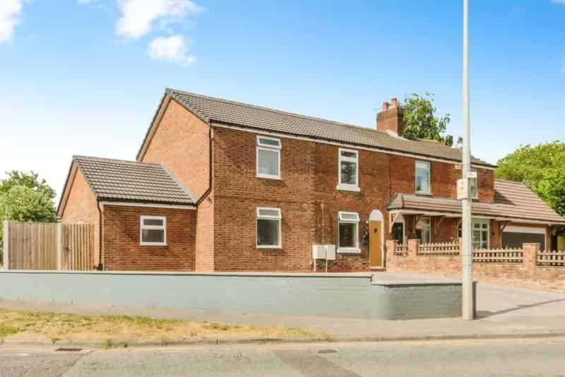 4 Bedroom Semi Detached House Holmes Chapel