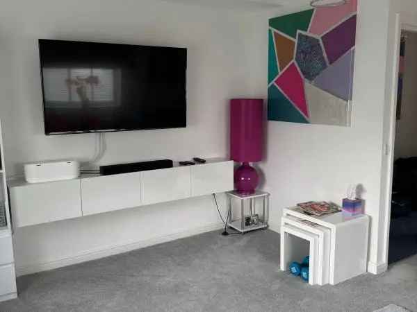 Large 1 Bedroom Flat near Richmond Station - Over 55s