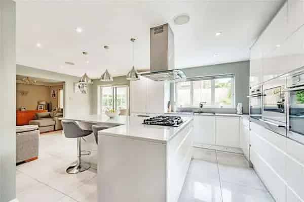 Spacious Detached House on Private Estate Crawley