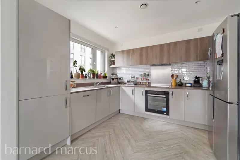 Two Double Bedroom Flat in Wandsworth with Balcony and Far Reaching Views