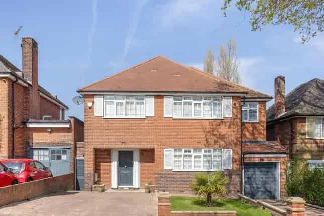 Detached House for Sale in Ealing W5 Contemporary Luxury Family Home