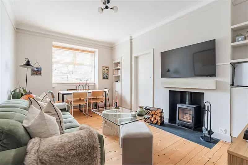2 Bed Flat Stockbridge Main Door Flat