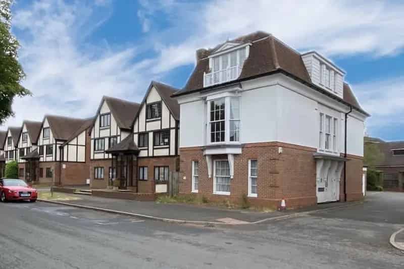 2 Bedroom Apartment Beaconsfield Old Town
