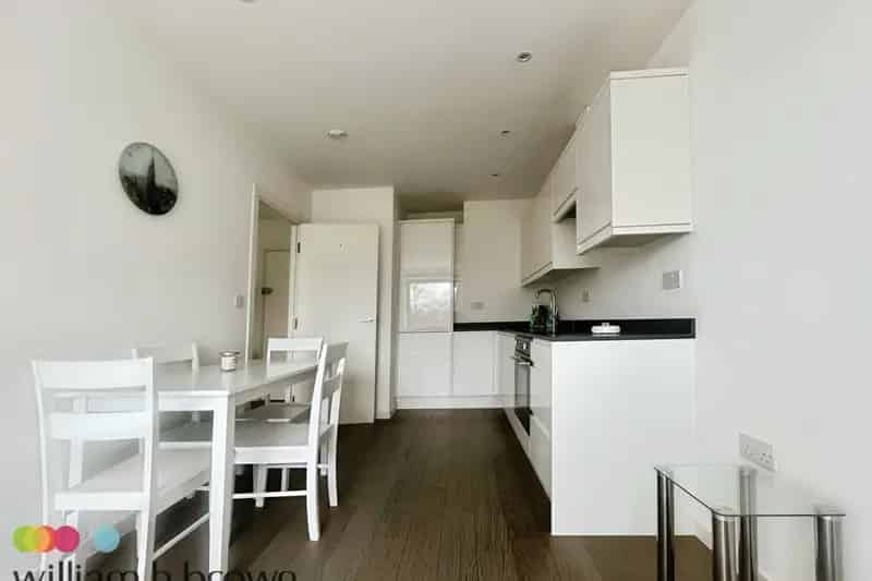 One Bedroom Apartment Near Elizabeth Line Brentwood High Street Parking Available