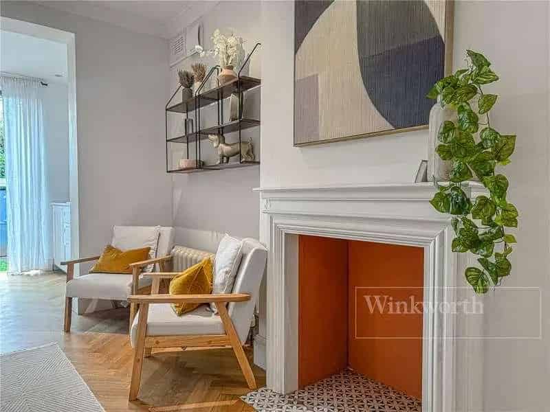 2 Bed Flat for Sale - Modern Kitchen, Private Garden
