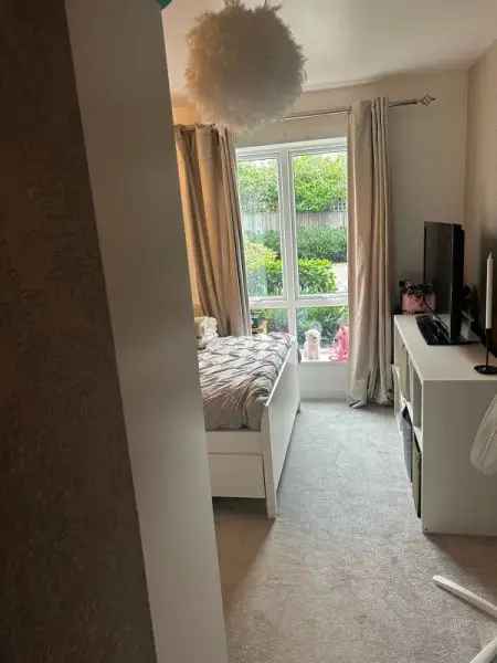 Flat For Rent in Epsom and Ewell, England