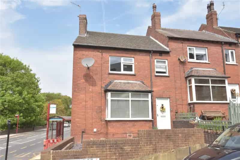 3 Bedroom End Terrace House with Off Street Parking and Gardens