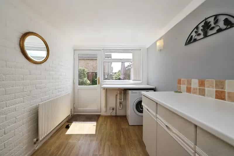 3 Bedroom Semi Detached House with Garden and Garage