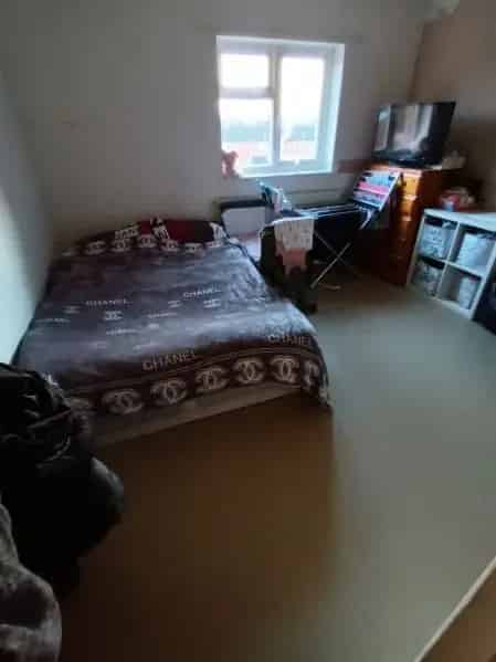1 Bed Flat Near Park Quiet Neighborhood Spacious Rooms