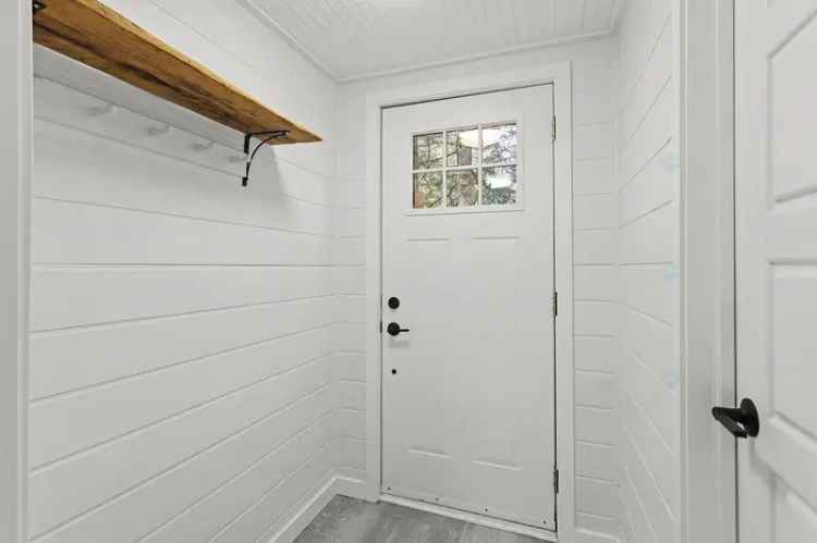Lakefront Cottage near Lachute - Boat Access and Patio
