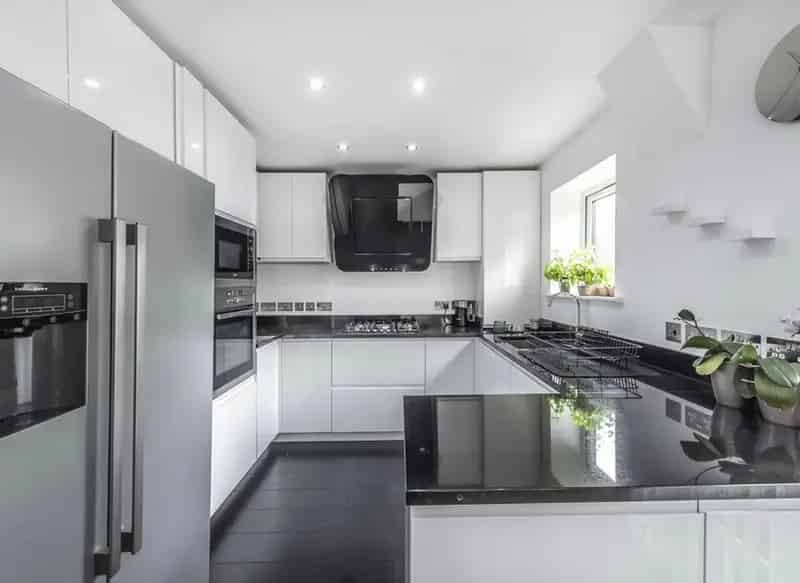 2-Bed House in Britannia Village - Refurbished Kitchen, 2 Balconies, Parking