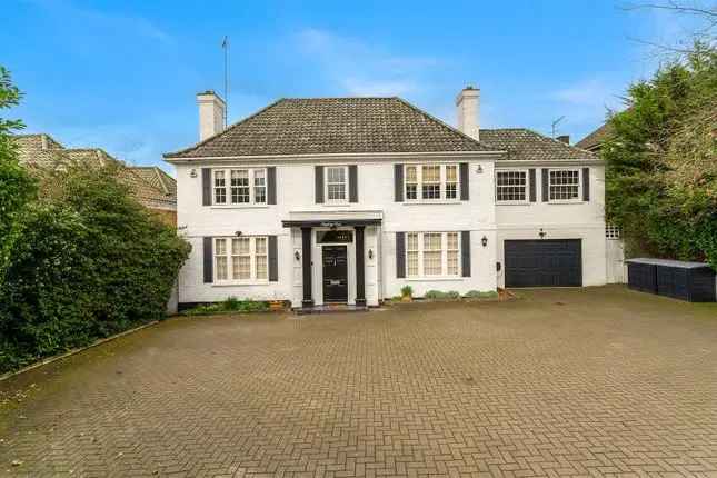 Large Detached House for Sale in Mill Hill NW7