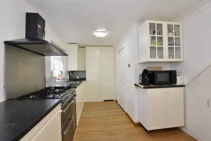 3 Bedroom End Terrace House for Sale Near Town Centre