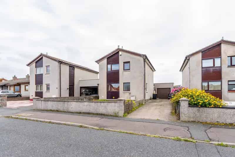 4-Bed Detached House For Sale Near Shops and Schools