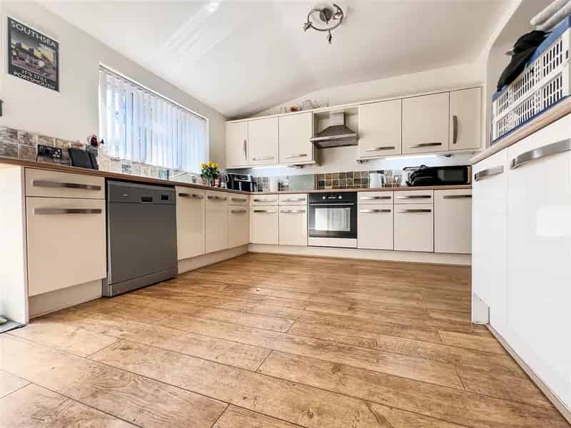 3 4 Bedroom Terraced House to Rent Off Road Parking