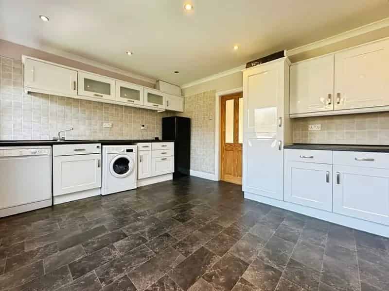 3 Bedroom Semi Detached House to Rent Tingley West Yorkshire
