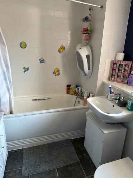 Flat For Rent in Borough of Runnymede, England