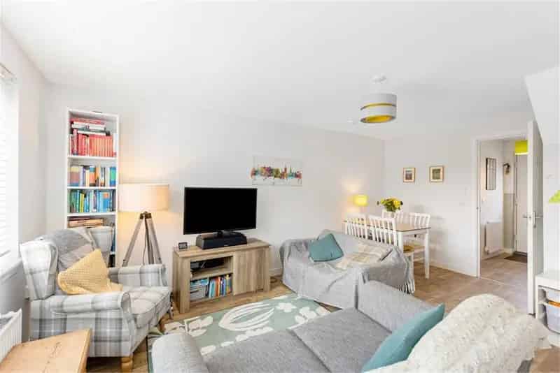 3 Bed Semi-Detached House with Garage and Garden