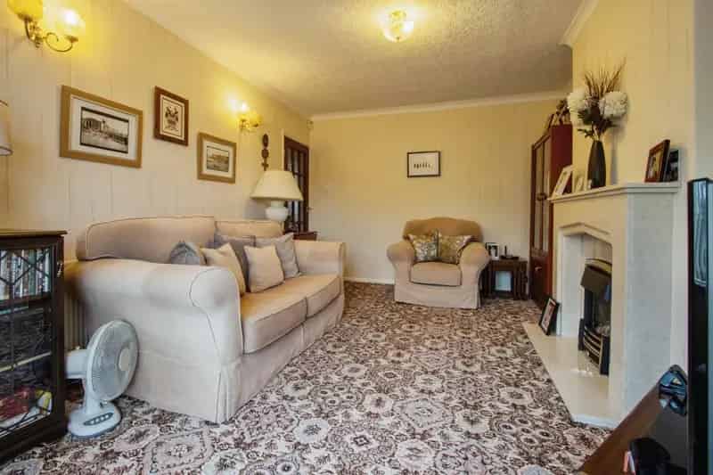2 Bed Semi-Detached Bungalow with Garage and Driveway