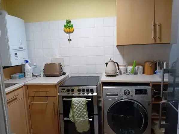 Flat For Rent in Mole Valley, England