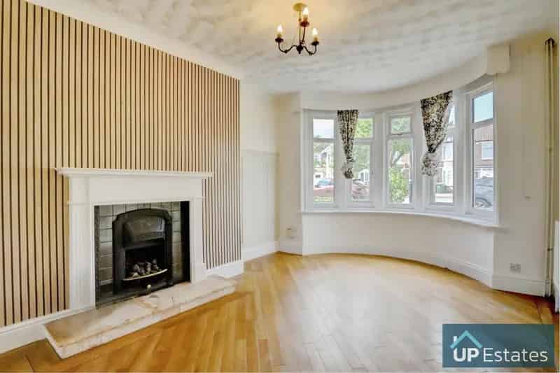 3 Bedroom End Terrace House to Rent Modern Interior Open Plan Living
