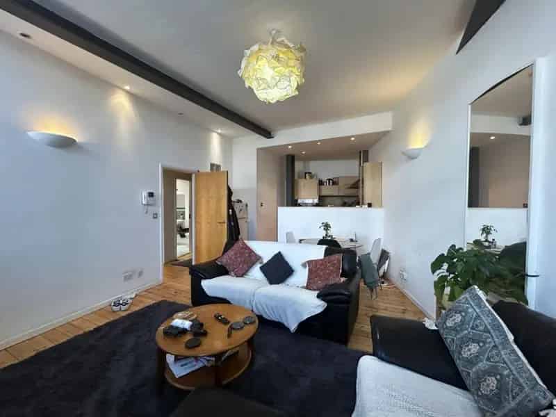 2 Bedroom Apartment Near Leeds City Centre with Parking