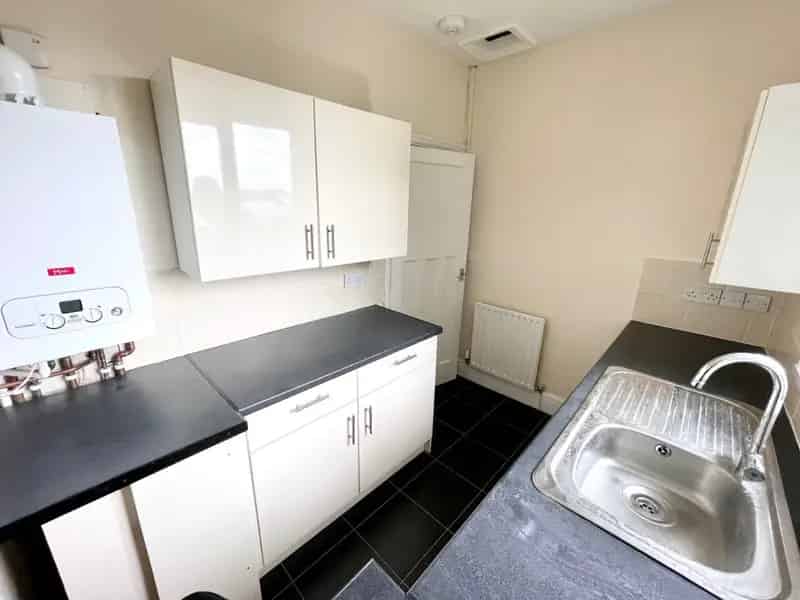 Two Bedroom Flat Newly Decorated Barry Road