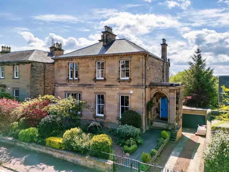 6 bedroom detached house for sale