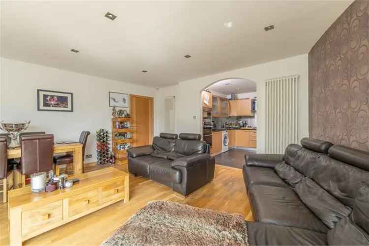 2 Bed Ground Floor Flat with Private Garden and Parking