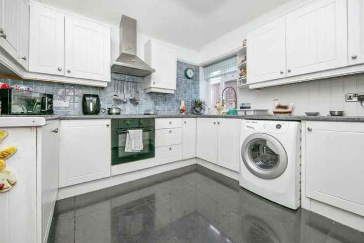 3 Bed House with Conservatory and Large Garden