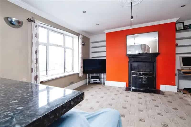 Spacious 3rd Floor Apartment Near Transport Links Cash Buyers Only