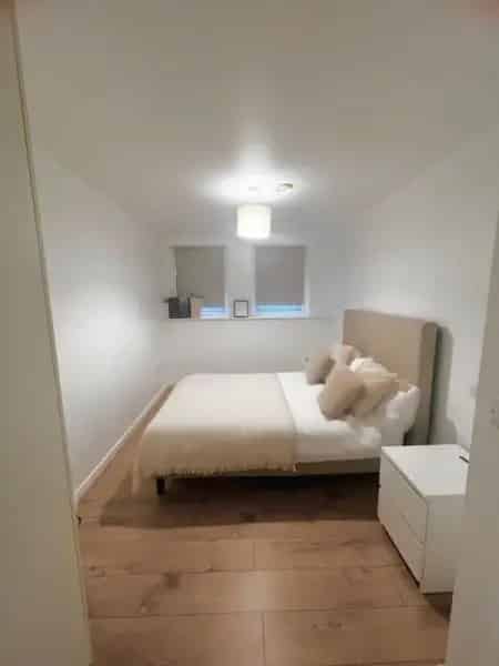 Uxbridge City Centre Flat - Newly Designed Above Shopping Centre