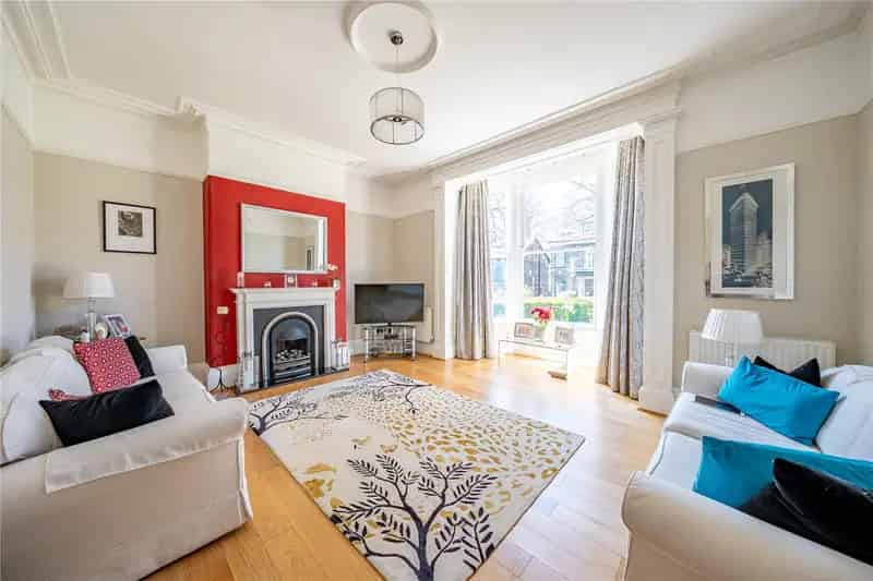 5 Double Bedroom Semi-Detached Home with Landscaped Garden
